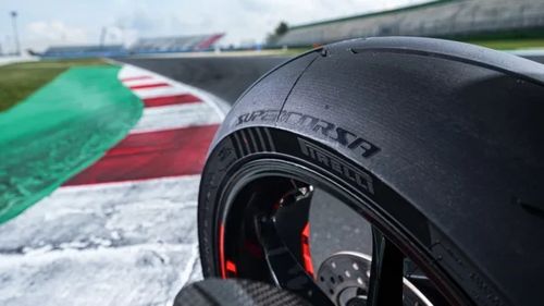 Cele mai performante anvelope de curse pentru motociclete: tehnologii de circuit aduse pe șosea