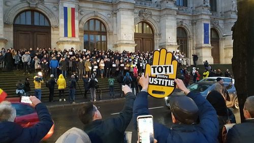 Peste 700 de procurori se delimitează de asociaţiile profesionale care au fost ieri la Guvern pentru discuţii pe Ordonanţa 7. Procurorii spun că  Asociația Procurorilor din România și Asociația Magistraților din România nu vorbesc în numele lor