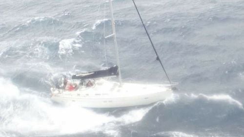 O navă condusă de un comandant român de cursă lungă a salvat patru marinari în plină furtună în Golful Mexic. Garda de Coastă americană nu îi putuse salva cu elicopterul