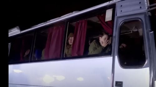 Femeile ucrainene care au fost luate prizoniere de ruși afirmă că au fost obligate să meargă dezbrăcate prin zăpadă, bătute și violate