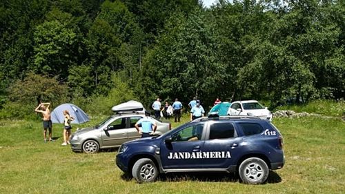 Un giurgiuvean infectat cu COVID-19, găsit de jandarmi la picnic la Sinaia