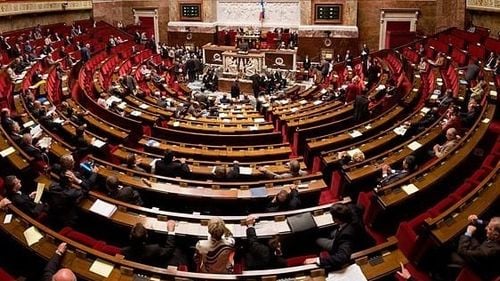 Adunarea Naţională a Franței a aprobat cu largă majoritate suspendarea reformei impopulare a pensiilor