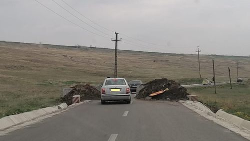 Drum proaspăt reabilitat, blocat cu baricade de beton pentru a opri intrarea tirurilor / Primarul susține că autovehiculele de mare tonaj îl vor strica