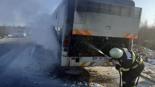 Bihor: Un incendiu a cuprins un autobuz în care se aflau 20 de elevi, pe DN 76 / Toate persoanele din autobuz s-au autoevacuat