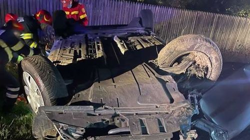 Un bărbat a murit după ce a intrat cu mașina într-un copac și s-a răsturnat