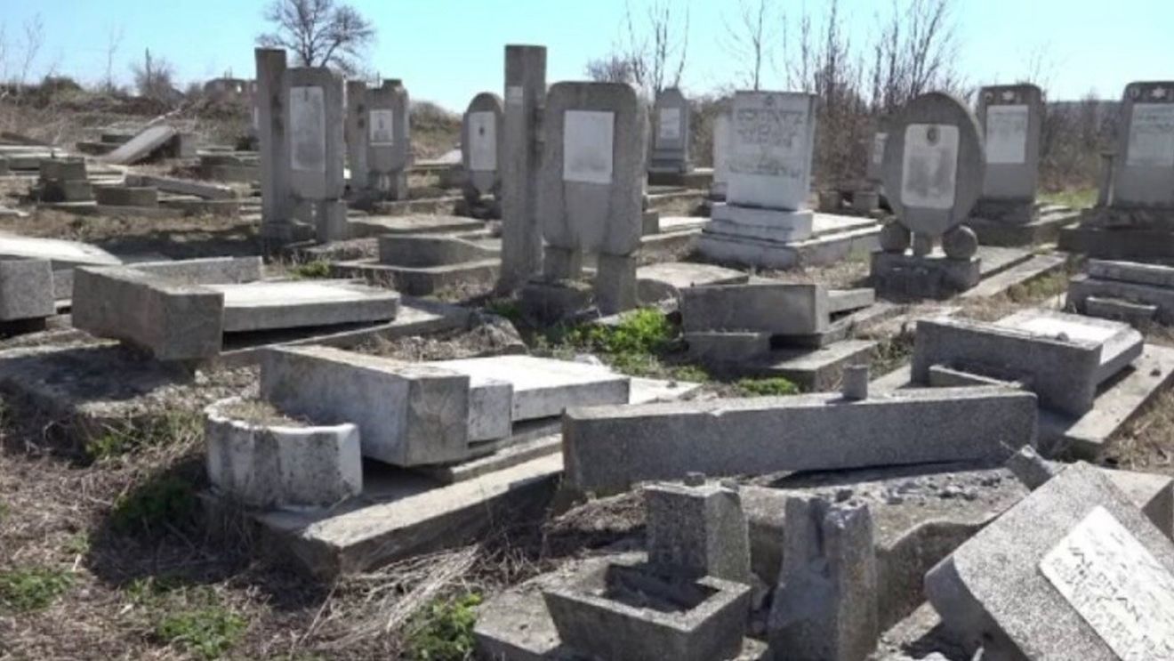 Trei adolescenți din Iași trebuie să plătească despăgubiri de 166.500 de lei după ce au distrus 39 de morminte evreiești / Au scăpat de răspunderea penală, după prescrierea faptelor