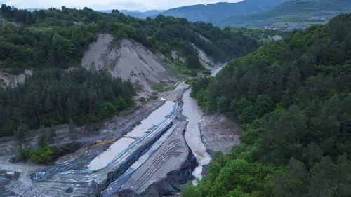 La patru luni de la tragedia de la Praid, situația este neschimbată / 40.000 de oameni nu au apă potabilă în continuare / Din cele 4 soluții propuse de experți s-a realizat doar una