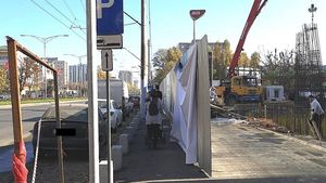 "Stăpânii" spaţiilor publice: un trotuar din București, ocupat de un dezvoltator imobiliar. Primăria Sectorului 6, nici o reacție