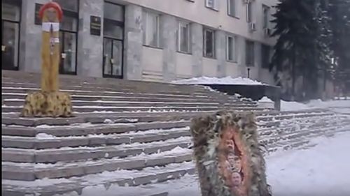 Imagini antologice cu polițiști în acțiune. Un cetățean moldovean care a protestat cu un penis de lemn de doi metri a câștigat la CEDO procesul după ce a fost condamnat la închisoare cu suspendare