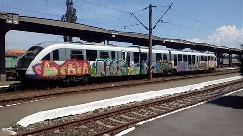 Descinderi ale poliţiştilor de la Transporturi la patru tineri din Cluj și Oradea care au desenat graffiti pe vagoanele unor trenuri