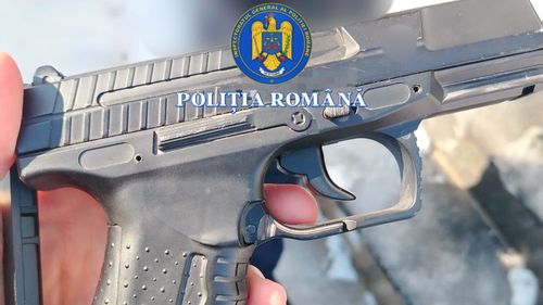 Nemulțumit de modul în care s-ar fi efectuat deszăpezirea pe strada sa, un bărbat din localitatea Corbeanca ar fi amenințat lucrătorii de la salubrizare cu un pistol