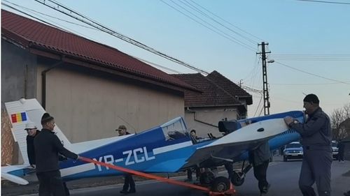 VIDEO Un avion de antrenament a aterizat forțat pe un câmp din județul Hunedoara din cauza unei defecțiuni la motor/ Instructorul și elevul nu au fost răniți