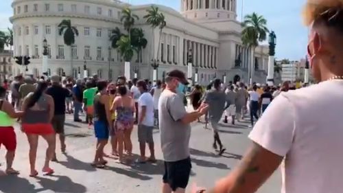 VIDEO Proteste anti-guvernamentale în Cuba: Mii de persoane au ieșit în stradă, scandând "Libertate" și "Jos dictatura"/ Președintele Cubei a chemat revoluționarii să riposteze