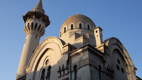 Protocol de colaborare între Agenţia Naţională pentru Egalitatea de Şanse şi Muftiatul Cultului Musulman din România / Un număr de telefon unde pot suna victimele violenţei domestice, afişat în geamii şi moschei