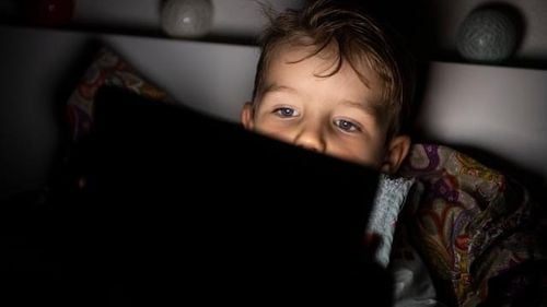 Europarlamentar bulgar: Unul din patru copii în Bulgaria este „abandonat” din cauza migrației forței de muncă / Mulți copii vor comunica și de acest Crăciun cu părinții lor pe Viber sau WhatsApp