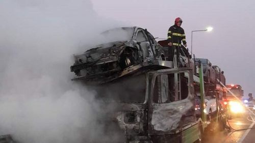 Un incendiu a izbucnit la o autoplatformă care transporta opt mașini/ Patru autoturisme au fost avariate