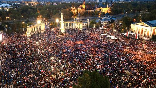 Cum s-a văzut comemorarea Revoluției Ungare din 1956 în pragul celor mai disputate alegeri pentru Viktor Orban: Piața centrală a Budapestei, plină de susținători ai opoziției, care a depășit Fidesz în sondajele independente