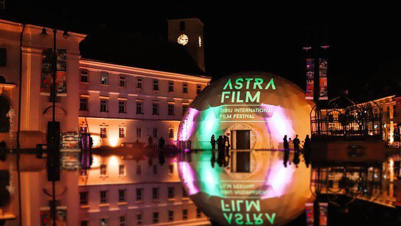 Cinema Dome la Astra Film Festival. Spectacol imersiv cu imagini rare și hituri de legendă ale trupelor Queen și Pink Floyd în Piața Mare din Sibiu (Parteneriat)