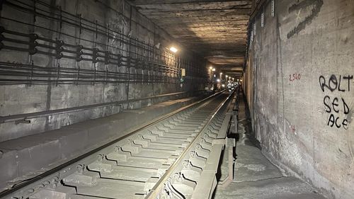 Metroul din București circulă în sistem pendulă după ce un bărbat s-a aruncat în fața trenului