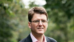 Nou dosar penal pe numele lui Alexander Adamescu: Poliția îl investighează pentru că ar fi scos ilegal bani din firmă ca să îşi plătească avocaţii de la Londra / O parte din bani a ajuns şi la Rudy Giuliani, fostul primar al New Yorkului, ca să susţină amnistia şi graţierea