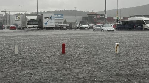 VIDEO Străzi inundate în Cluj-Napoca după o ploaie torențială, inclusiv la intrarea în oraș dinspre Florești și parcarea din zona Vivo Mall