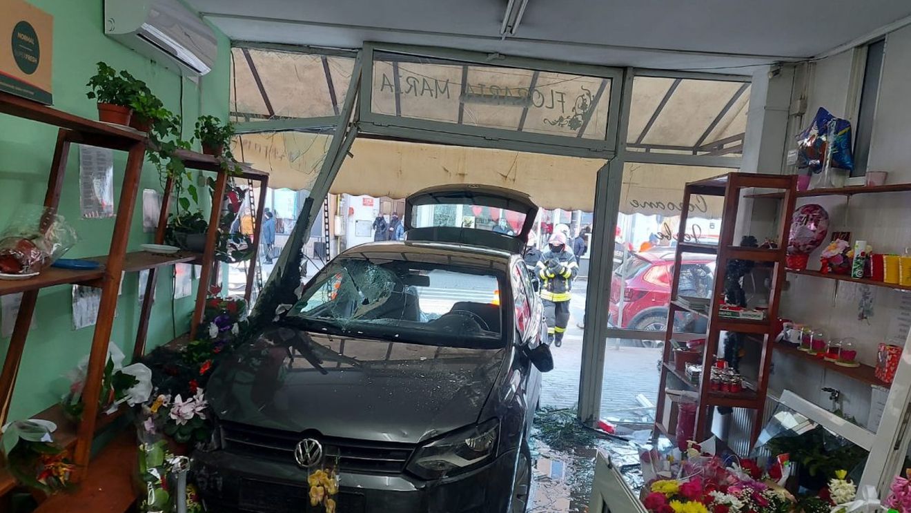 VIDEO O mașină a intrat într-o florărie din Alba Iulia, cu tot cu o femeie luată pe capotă. Doi copii în stare de șoc