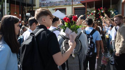 Partidul extremist AUR vrea ca elevii și profesorii să cânte imnul național și să spună rugăciunea „Tatăl nostru” la începutul fiecărei zile de școală – proiect de lege