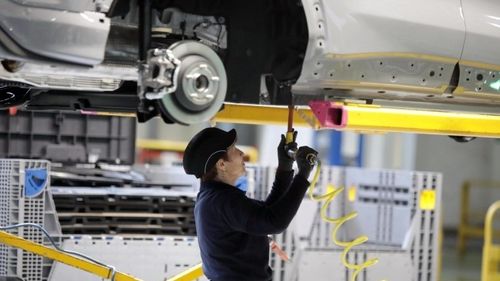 Efectele crizei: Industria auto se transformă din motor în frână pentru economiile din Europa Centrală