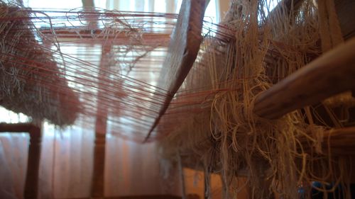 FOTOREPORTAJ Mărgele, catifea şi pene de păun. Atingerea