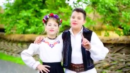 VIDEO Cântec ”popular”, cu copii minori, de promovare electorală pentru PSD: ”Frunză verde de bostan / Eu nu-l vreau pe Timmermans / Că-i un om părtinitor / Din ţara lalelelor / Ţara noastră are o voce / La Bruxelles Terheş o duce”