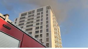 VIDEO UPDATE Incendiu la un apartament din Sectorul 5: Au fost evacuate 152 de persoane, 17 au fost transportate la spital / Un bărbat este în stare de inconștiență