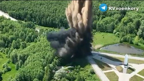 O porțiune de drum de la intersecția frontierelor Ucrainei cu Rusia și Belarus a fost aruncată în aer