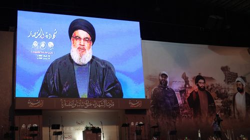Zeci de mii de susţinători ai Hezbollah, la funeraliile lui Hassan Nasrallah. Aviaţia a survolat la joasă altitudine funeraliile şi a efectuat atacuri în sudul şi estul Libanului, în pofida armistiţiului