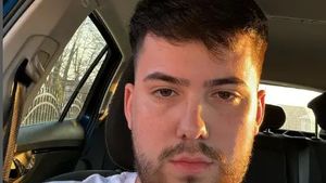 Pro TV: Adrian "Elicopter de luptă", un influencer cu peste 660.000 de următori pe Tik Tok, ar fi fost surprins la volan sub influența băuturilor alcoolice