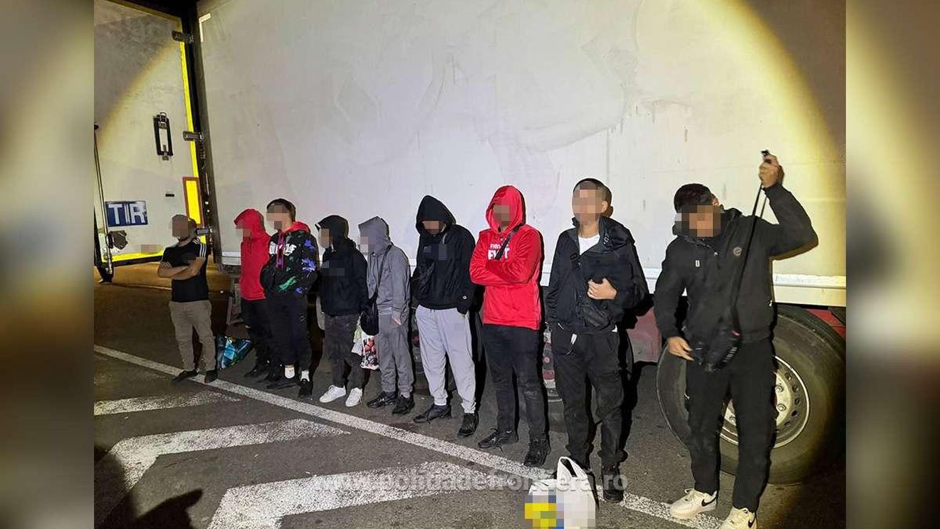 12 migranţi, depistaţi de poliţiştii de frontieră la Arad când încercau să iasă ilegal din România/ S-au ascuns în TIR-uri înmatriculate în Turcia care transportau fructe congelate - FOTO