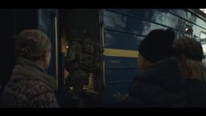  VIDEO Trenul care face legătura între Kiev şi Ivano-Frankivsk, denumit oficial "Stefania Express" după ce trupa Kalush Orchestra a câștigat concursul Eurovision
