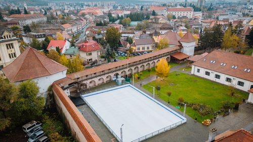 Patinoarul în aer liber din Cetatea Medievală din Târgu Mureș se deschide miercuri / Program și tarife