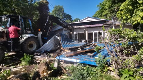 VIDEO Una dintre cele mai cunoscute pizzerii din Timișoara, demolată de primărie / Instanța a stabilit că a fost construită ilegal / Schimb de replici dure între patron și viceprimarul Ruben Lațcău