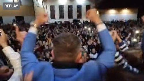 Primarul din Sângeorz Băi care și-a umilit fetița susține că a câștigat un nou mandat și sărbătorește cu artificii și sute de oameni