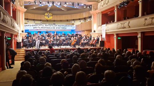 Bătaie de joc la Filarmonica Sibiu: artiștii au anulat concertul, cu sala plină, la ora la care trebuia să înceapă / Au anunțat grevă / Spectatorii au huiduit orchestra