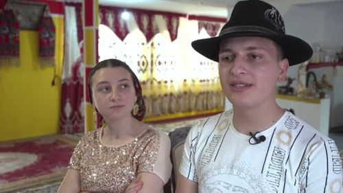 Un tânăr dintr-o comunitate de căldărari, singurul care a terminat liceul. Este însurat și urmează să fie tată la 18 ani