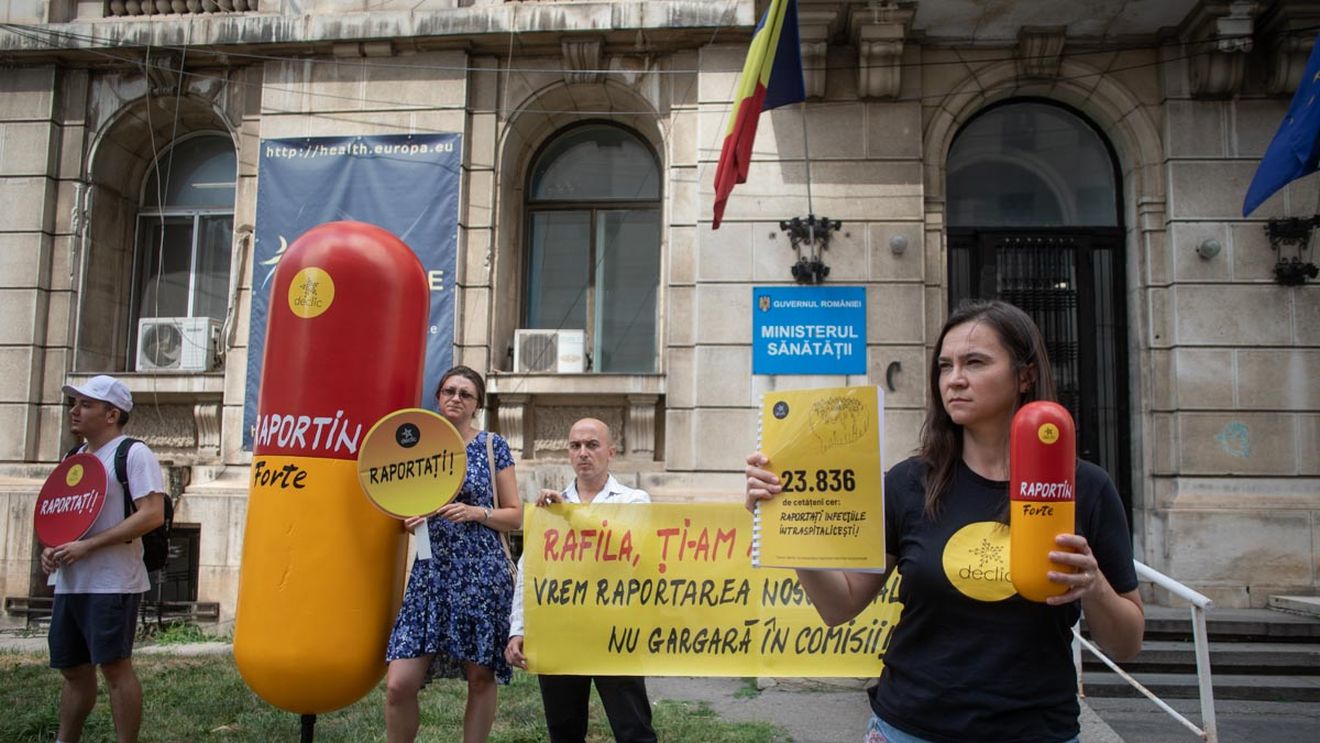 FOTO: Protest în faţa Ministerului Sănătăţii faţă de raportarea ineficientă a infecţiilor nosocomiale din spitale / „Vrem spital să ne tratăm, nu vrem să ne infectăm”