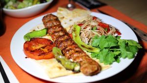 Festival caritabil, în beneficiul victimelor cutremurelor din Turcia, la Mamaia / Anatolian Food vine cu preparate tradiționale turcești: adana kebab, lahmacun, gozleme, cafea la nisip și baclavale