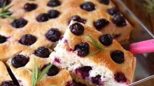 Focaccia dulce cu struguri, o rețetă italiană de sezon cu multe variante regionale. Este un desert tradițional, simplu de făcut și mai dietetic