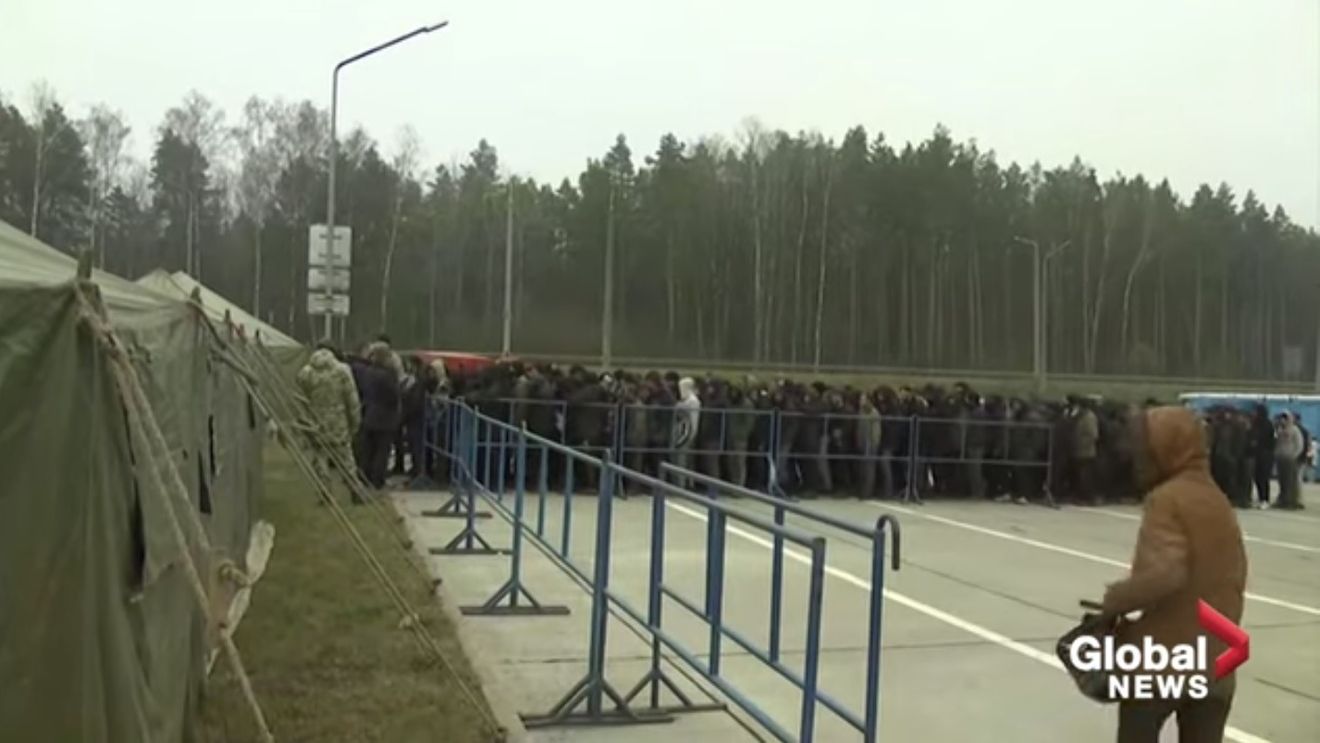 VIDEO Migranții de la frontiera dintre Belarus și Polonia au fost mutați într-un centru de primire