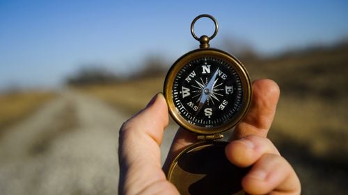 Concurs de Explorare Urbană la Buzău: O întrecere pe străzile municipiului în care concurenţii vor acumula puncte ajutați de smartphonuri şi busole