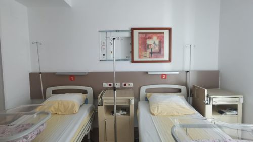 Anchetă la o maternitate din Timișoara, după ce o tânără de 17 ani a murit la scurt timp după ce a născut / Medicii susțin că a intrat în stop cardio-respirator şi nu a putut fi resuscitată / Copilul e internat pe Neonatologie