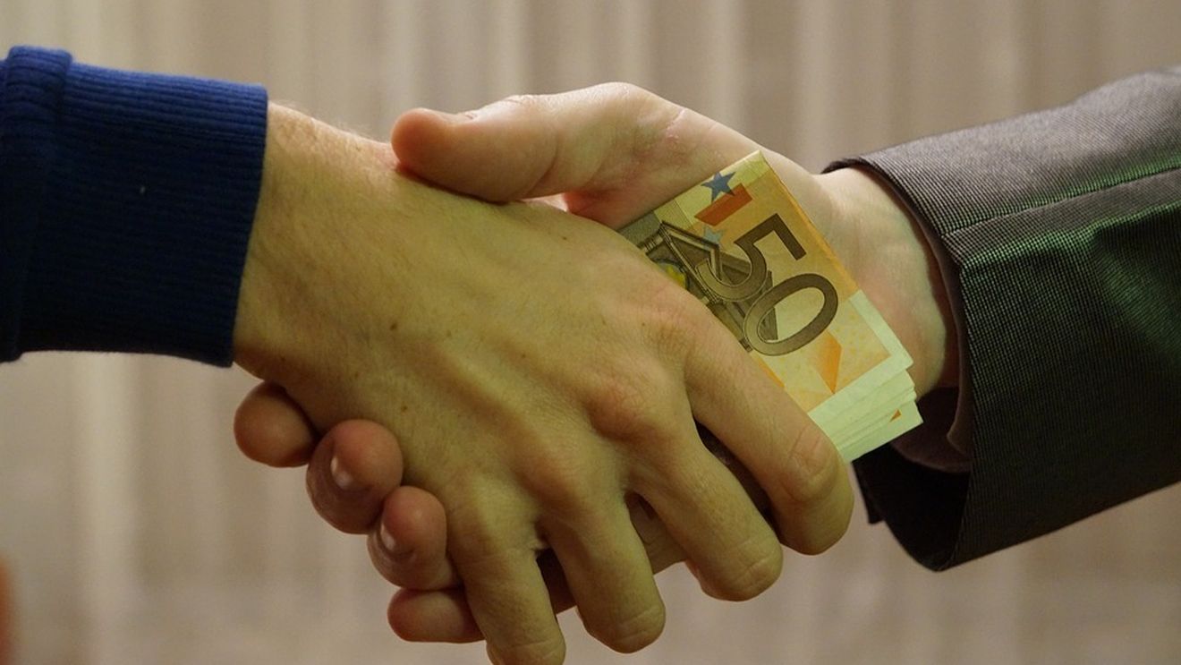 Mită de 10.000 de lei şi un parfum oferită unui primar de administratorul unei firme
