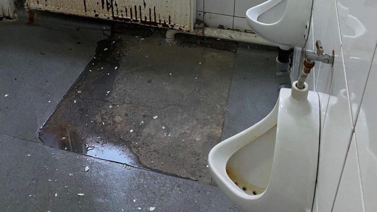 FOTO Sindicatul Europol prezintă fotografii de la Facultatea de Jandarmi: ”Scurgeri, infiltrații, igrasie, rugină, mizerie, mucegai” / Sindicaliștii din poliție au relatat luni despre condiţiile de cazare ale studenţilor de la Academia de Poliţie