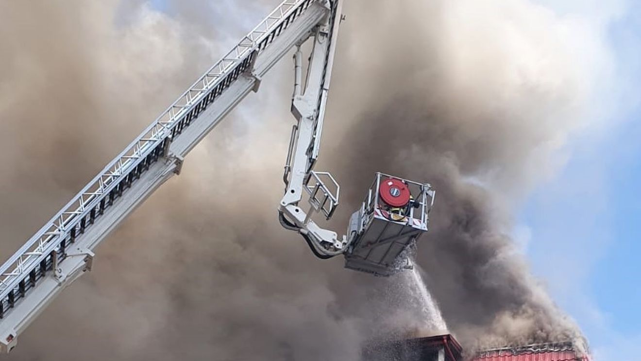 Un incendiu a cuprins mai multe case și clădiri dintr-o localitate din Prahova/ Mesaj RO-Alert din cauza fumului dens